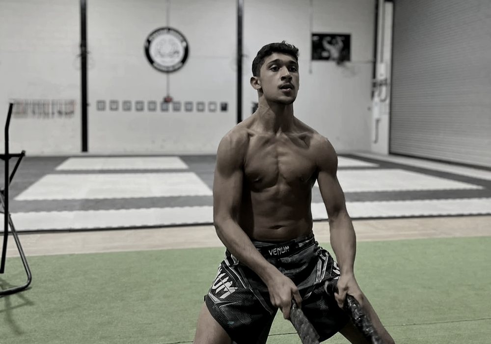 João Octávio treinando com corda naval na academia, durante a preparação física.
